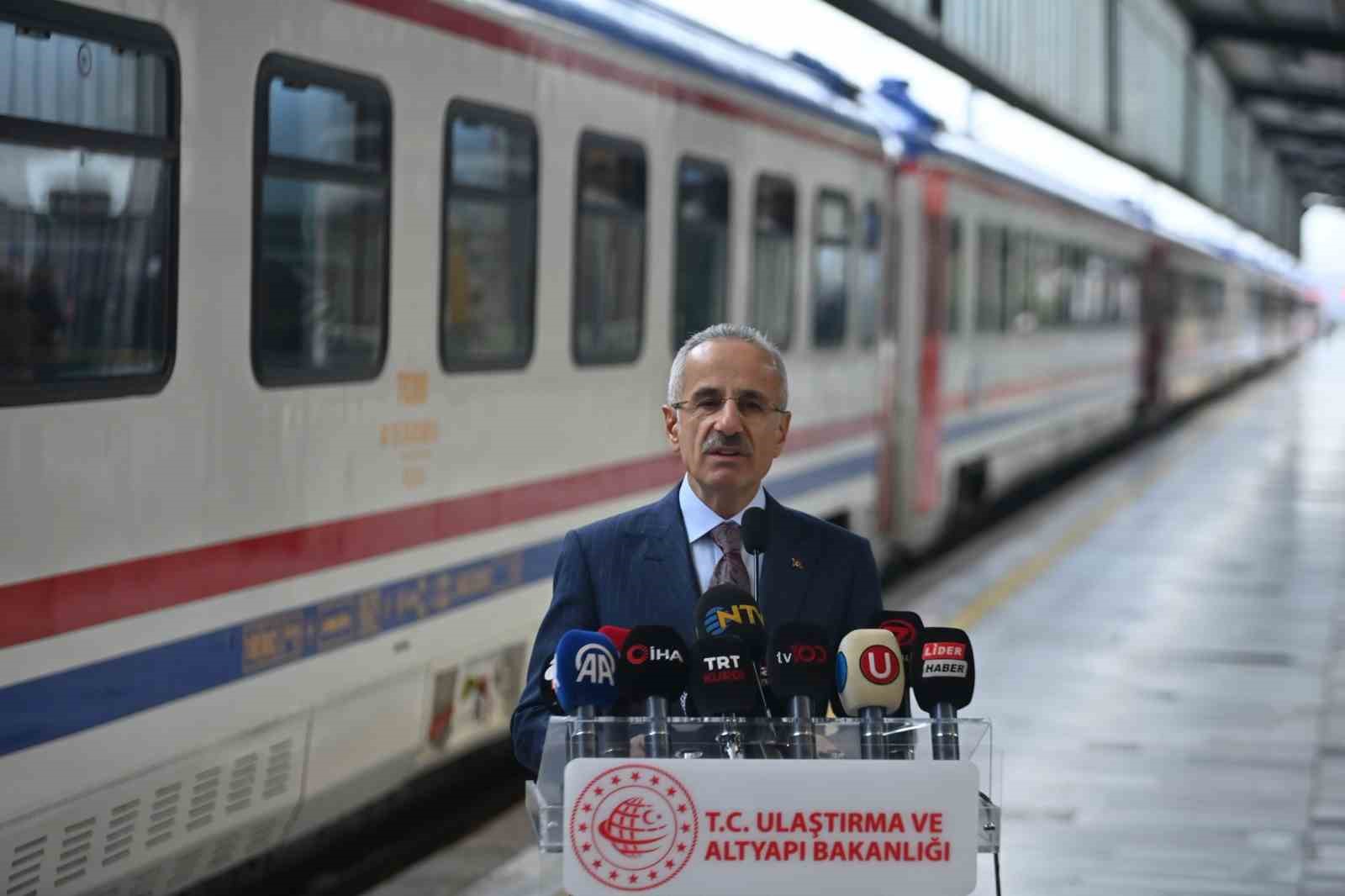 bakan uraloglu 60 gar ve istasyonumuzu hem tarihi kimligini koruyarak hem de modern ihtiyaclara j27msrw9