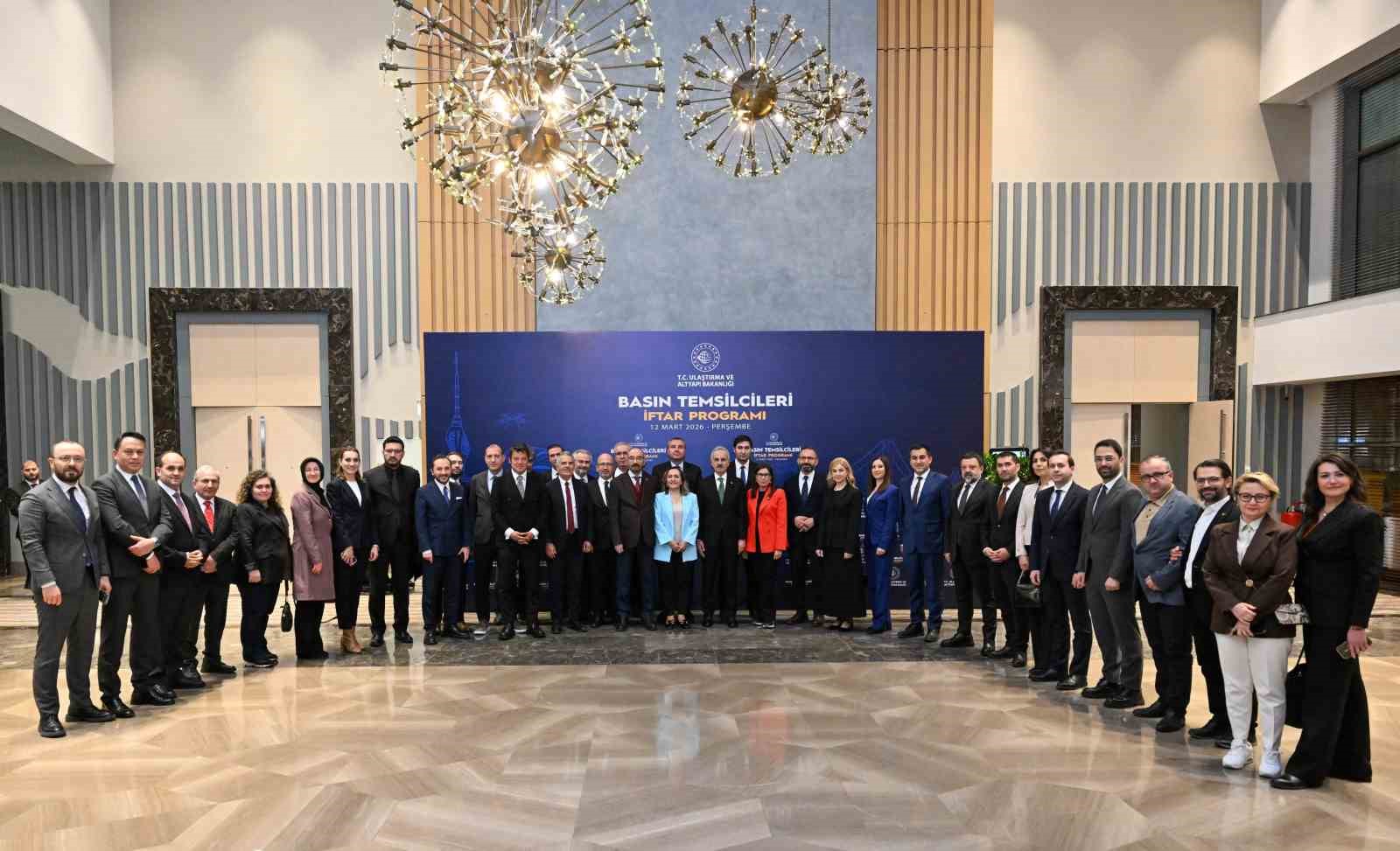 bakan uraloglu 800 tane geminin hala hurmuz bogazinda oldugunu soyleyebilirim 1 ObgLzKPm