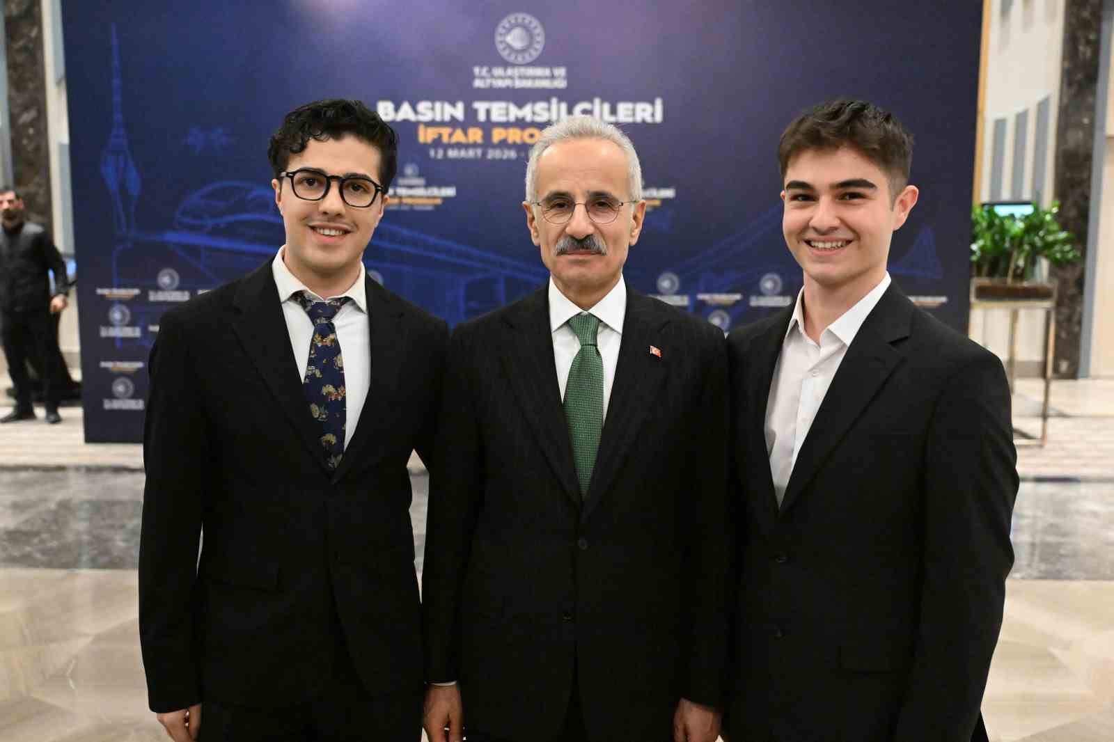 bakan uraloglu 800 tane geminin hala hurmuz bogazinda oldugunu soyleyebilirim 2 dsI8q1pt