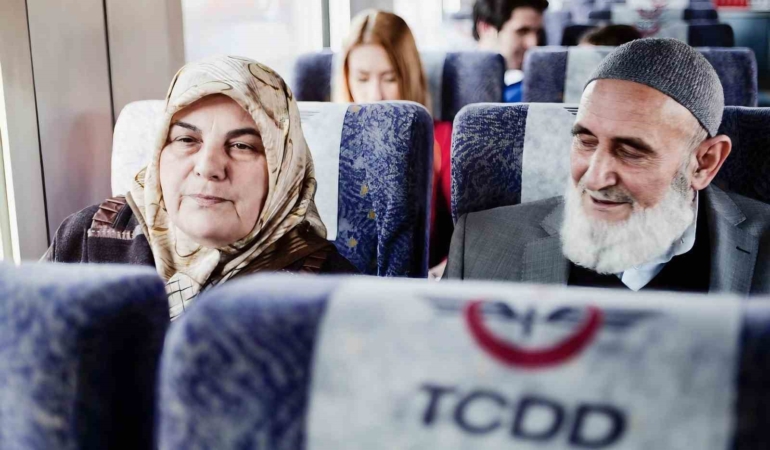 bakan-uraloglu-aile-yili-kapsaminda-933-bin-929-kisi-ulastirma-hizmetlerinden-indirimli-faydalandi-gAsscsQ9.jpg