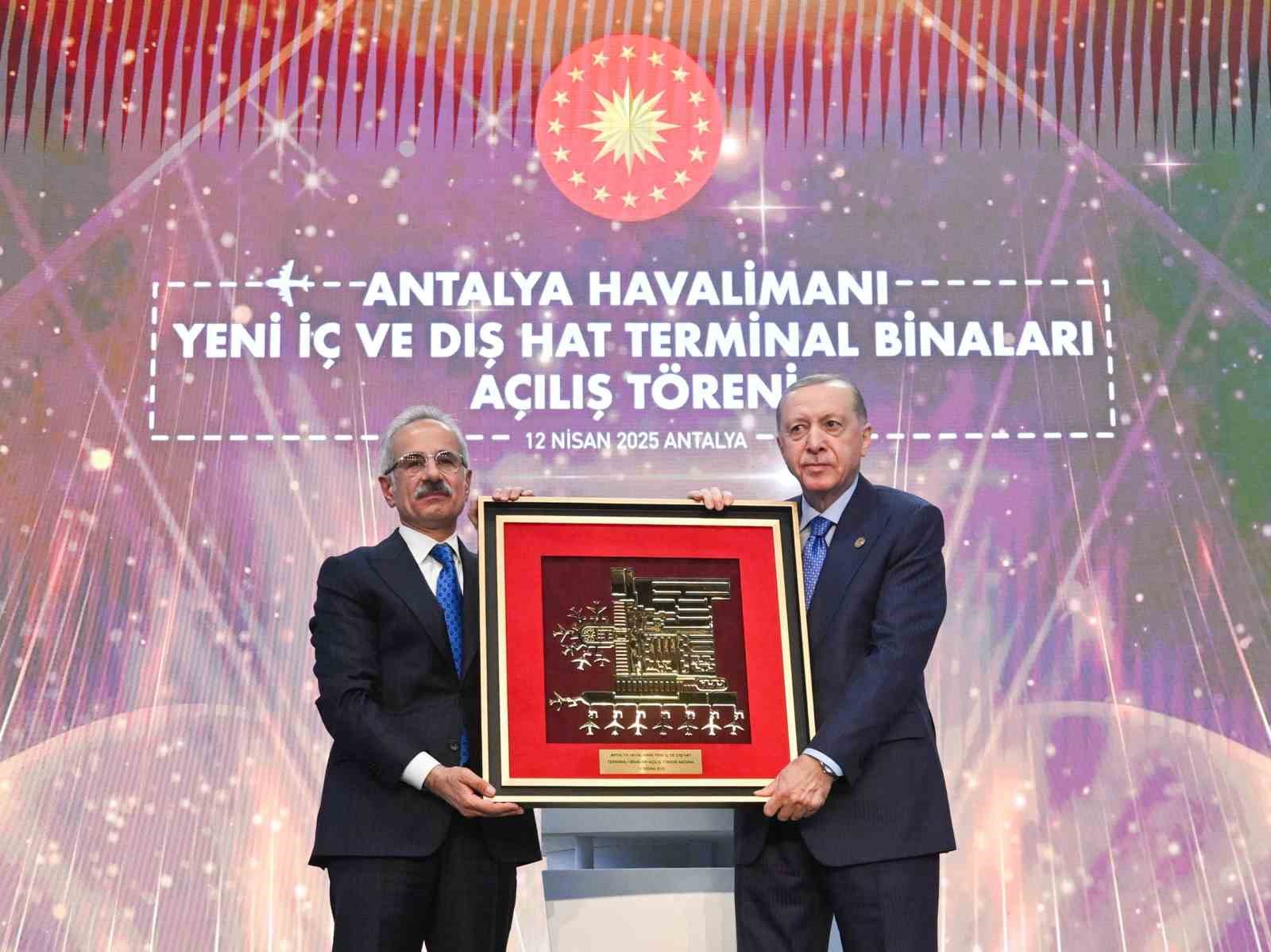 Bakan Uraloğlu: "Antalya Havalimanımızın yıllık yolcu kapasitesini 35 milyondan 82 milyona yükselttik" 7 bakan uraloglu antalya havalimanimizin yillik yolcu kapasitesini 35 milyondan 82 milyona yukselttik 3 fkSN4mdS