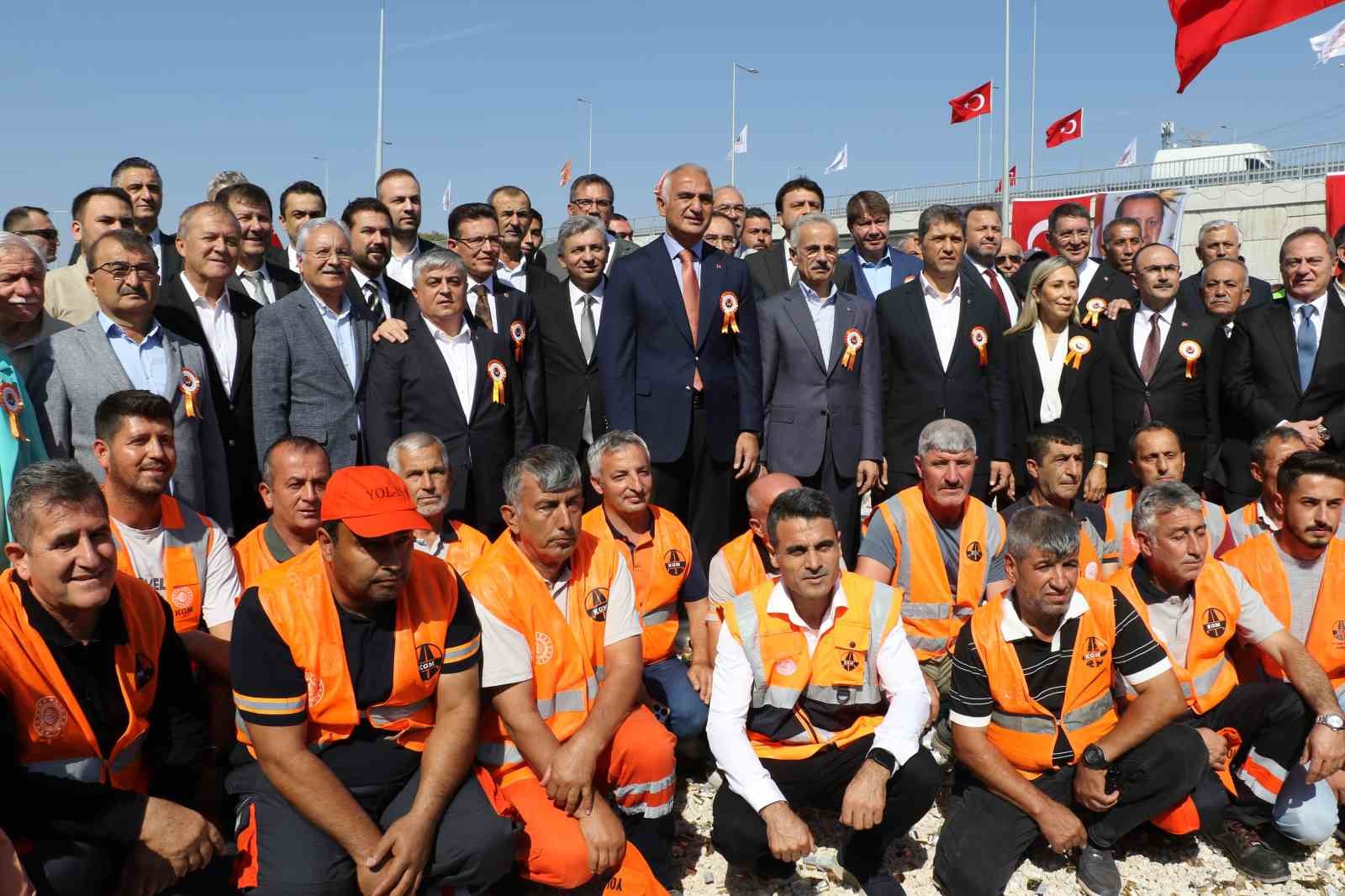 Bakan Uraloğlu: "Antalya’nın kalbine giden yolları açarken sevgi, hizmet ve kararlılıkla bu hoş kenti geleceğe taşıyacağız" 6 bakan uraloglu antalyanin kalbine giden yollari acarken sevgi hizmet ve kararlilikla bu hos kenti