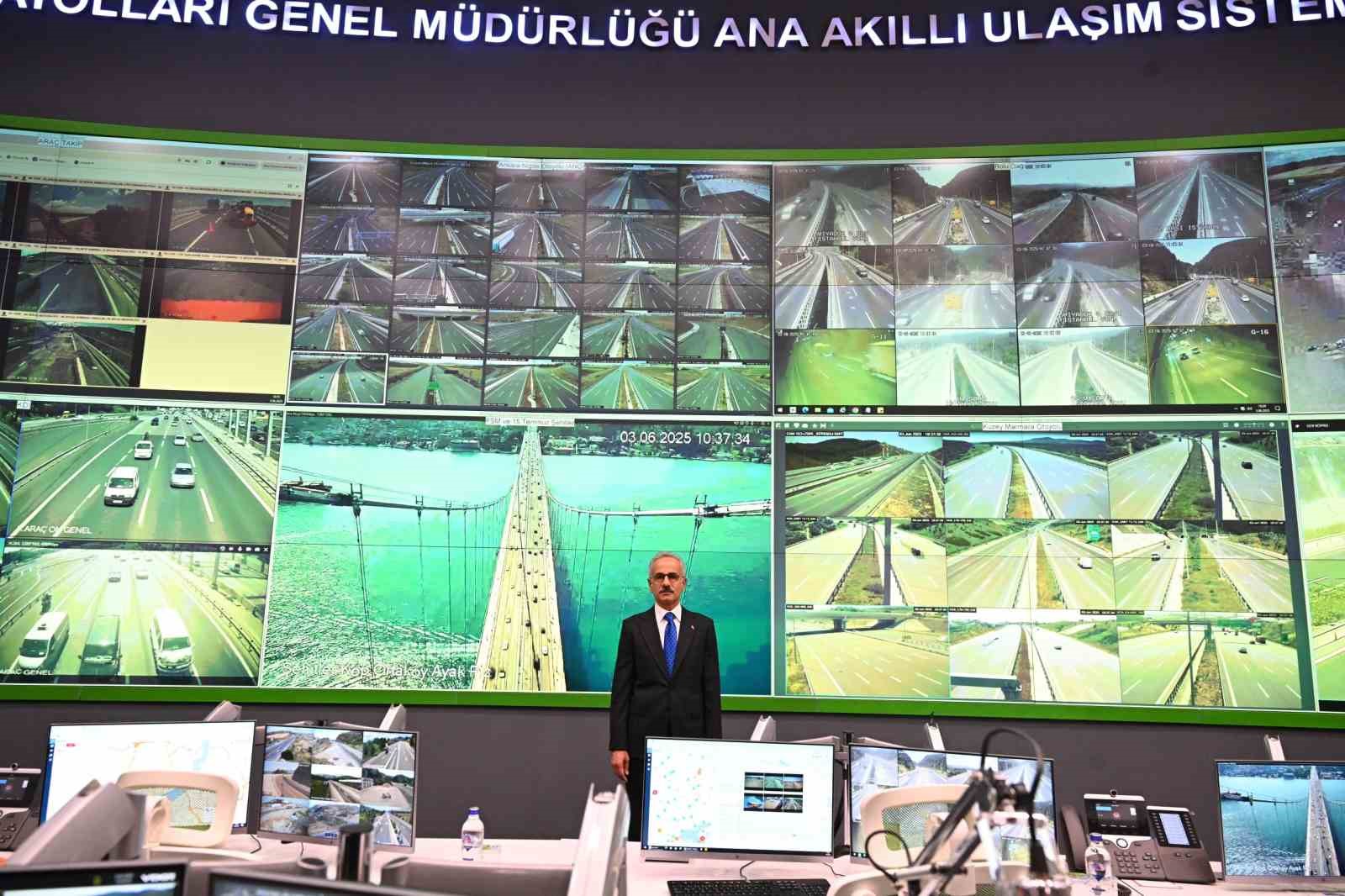 bakan uraloglu aus merkezimizde bayram trafigini anlik olarak takip edecegiz 3 EYX9mwGA