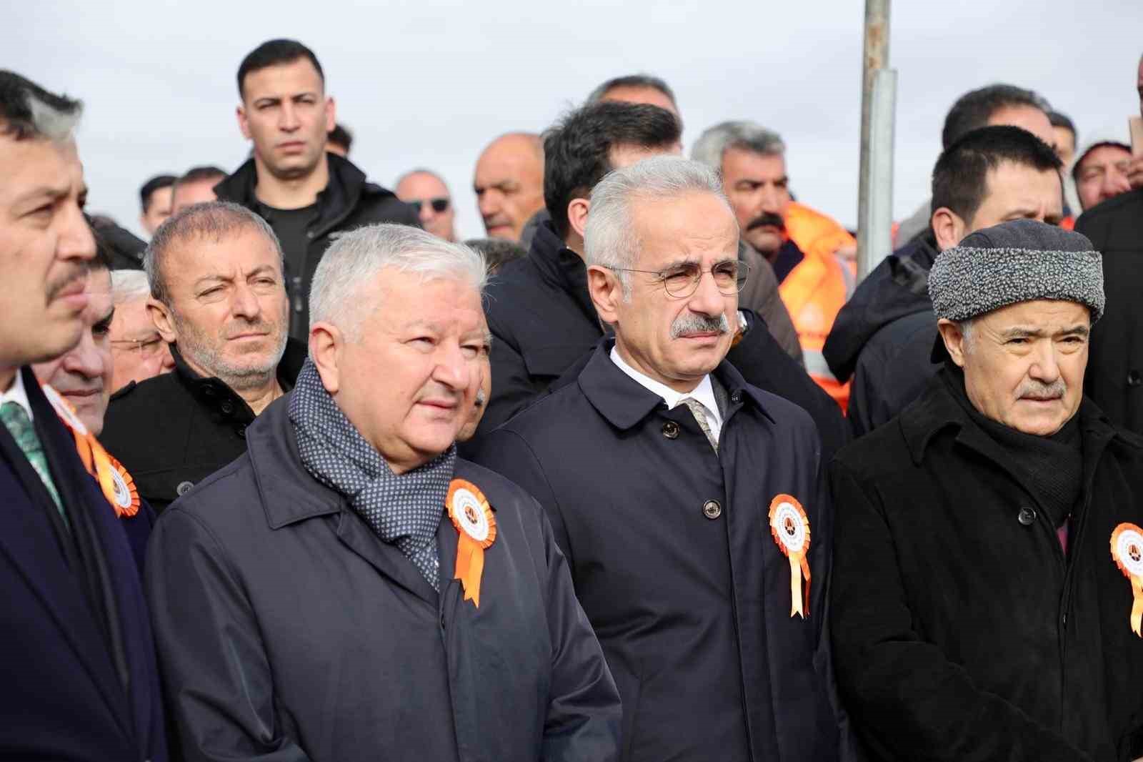 bakan uraloglu bolunmus yol agini 30 bin kilometrenin uzerine cikarmanin gururunu yasiyoruz 0 2PPujamG