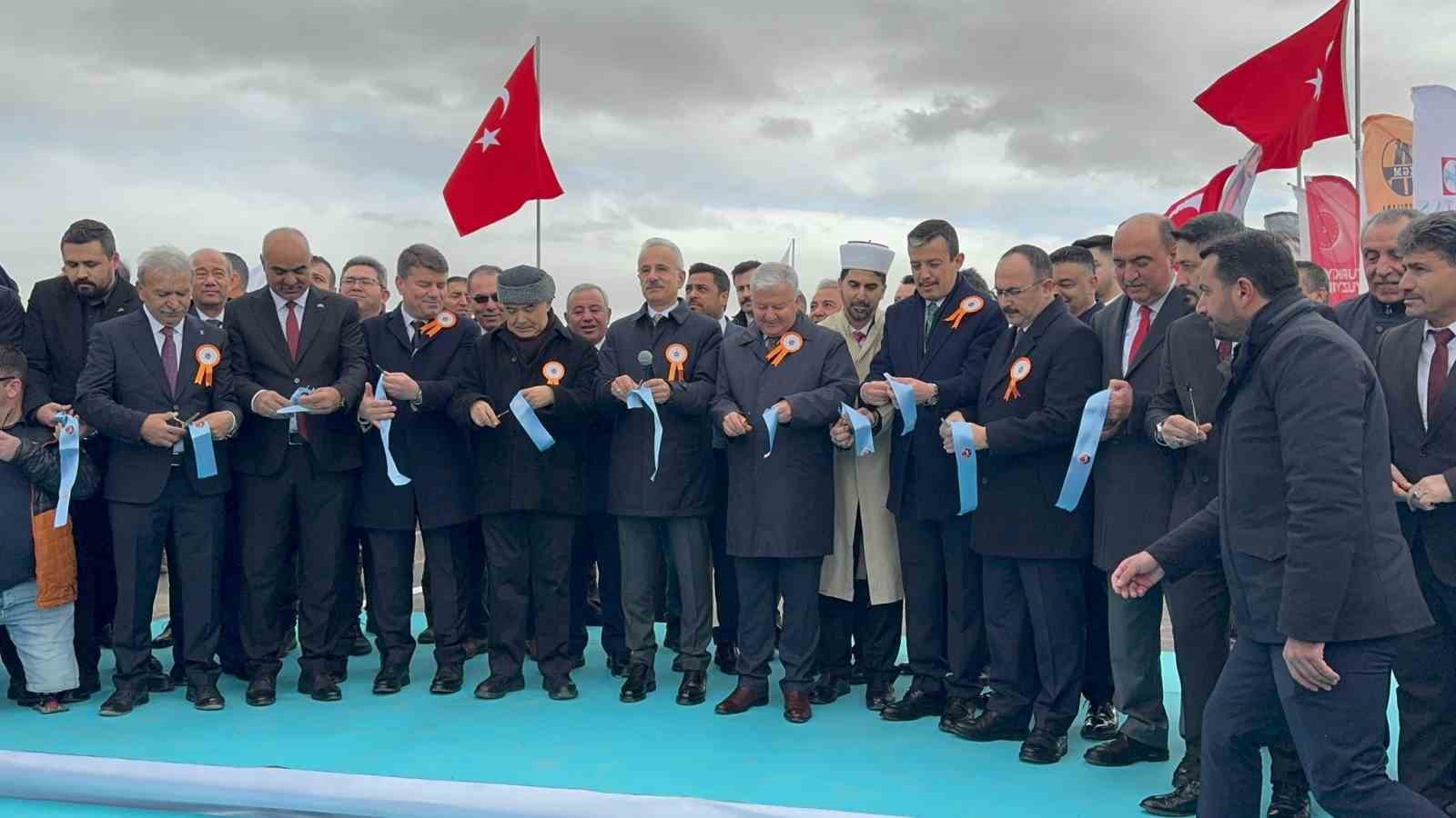 bakan uraloglu bolunmus yol agini 30 bin kilometrenin uzerine cikarmanin gururunu yasiyoruz 1 V8ahYt2B