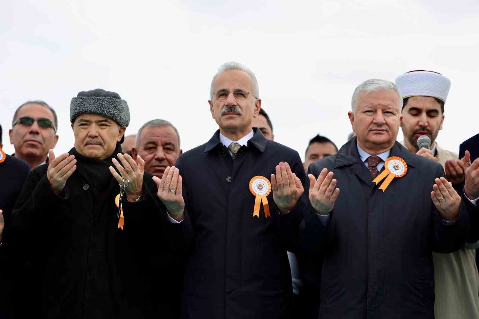 bakan uraloglu bolunmus yol agini 30 bin kilometrenin uzerine cikarmanin gururunu yasiyoruz 3 RqDrpcgi