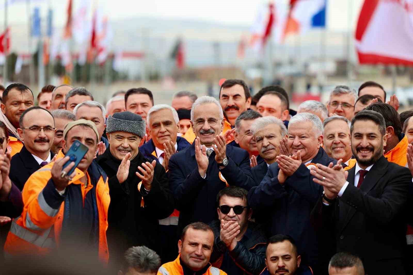 bakan uraloglu bolunmus yol agini 30 bin kilometrenin uzerine cikarmanin gururunu yasiyoruz 4 gH6pU45l