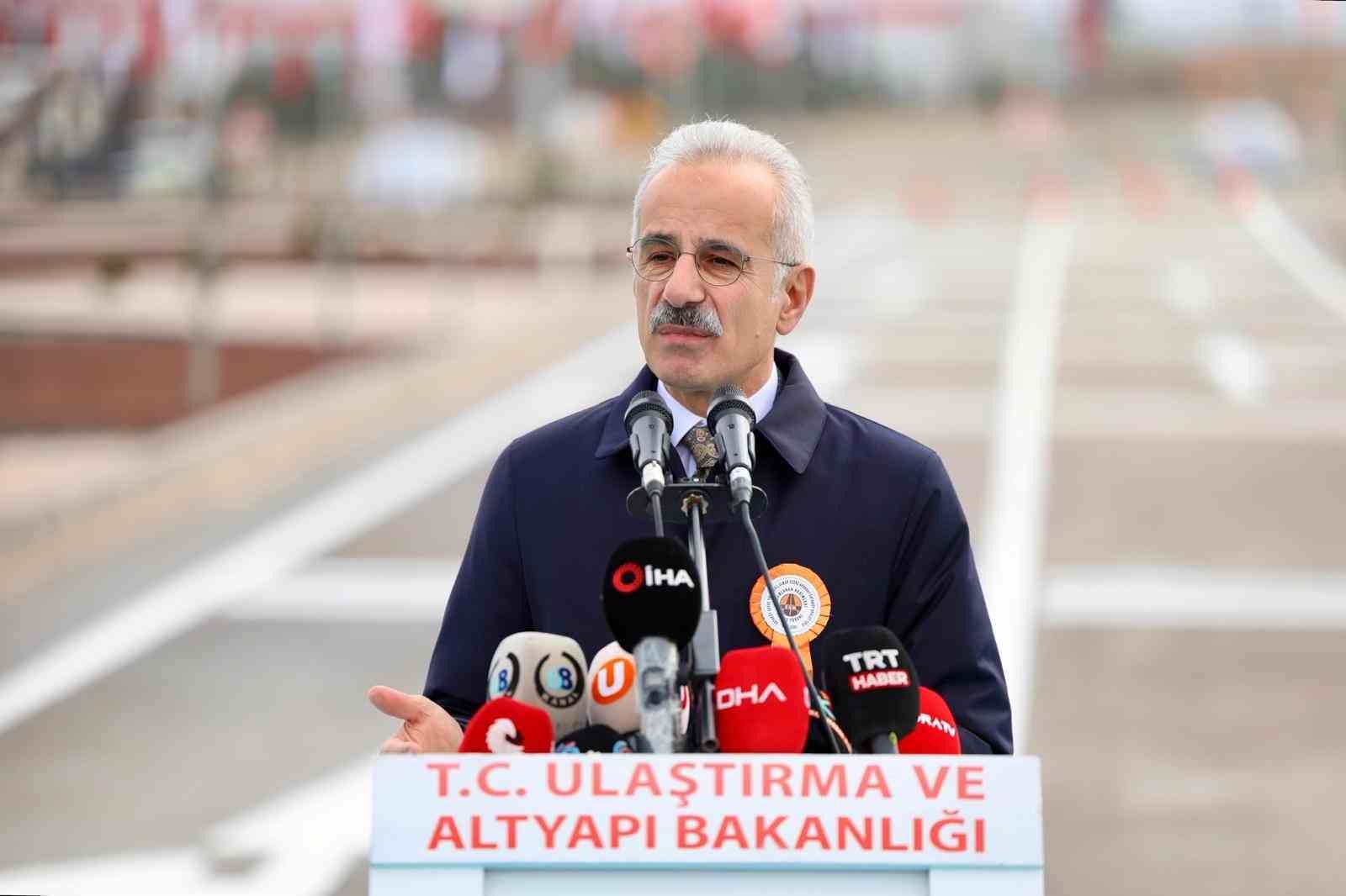 bakan uraloglu bolunmus yol agini 30 bin kilometrenin uzerine cikarmanin gururunu yasiyoruz 5
