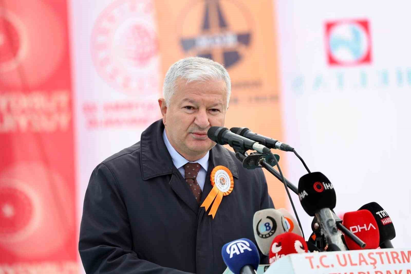 bakan uraloglu bolunmus yol agini 30 bin kilometrenin uzerine cikarmanin gururunu yasiyoruz 6 vEa2U6RY