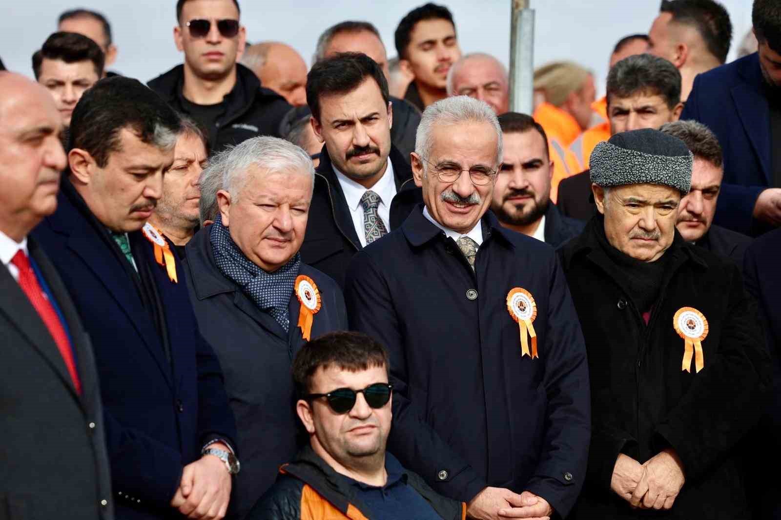 bakan uraloglu bolunmus yol agini 30 bin kilometrenin uzerine cikarmanin gururunu yasiyoruz 7 PIcmY4Si