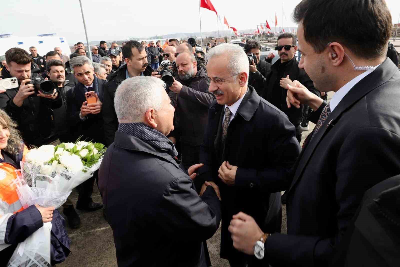 bakan uraloglu bolunmus yol agini 30 bin kilometrenin uzerine cikarmanin gururunu yasiyoruz 8 HBGjguXd