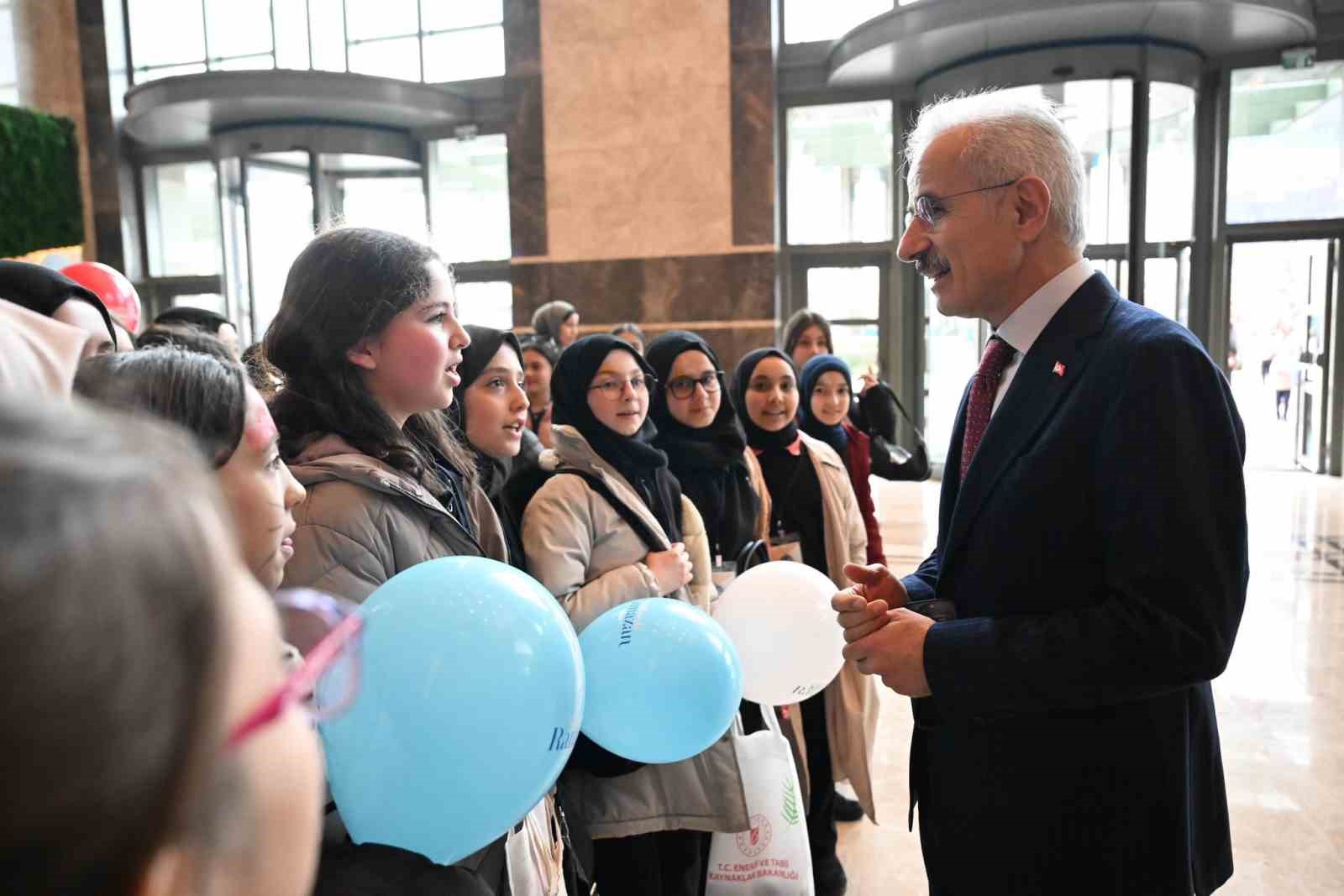 bakan uraloglu cocuklarimiz dijital platformlarda olmasi gerektigi kadar olacaklar 3 dezJDsFm