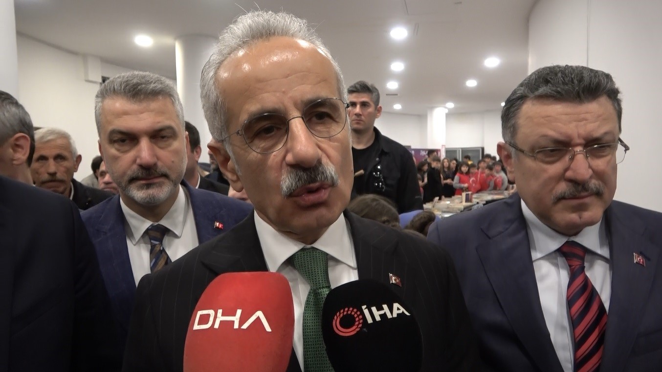 bakan uraloglu depremle ilgili ilk aldigimiz bilgilere gore onemli bir problem olmadigini soyleyebilirim 0 RspnnkV7