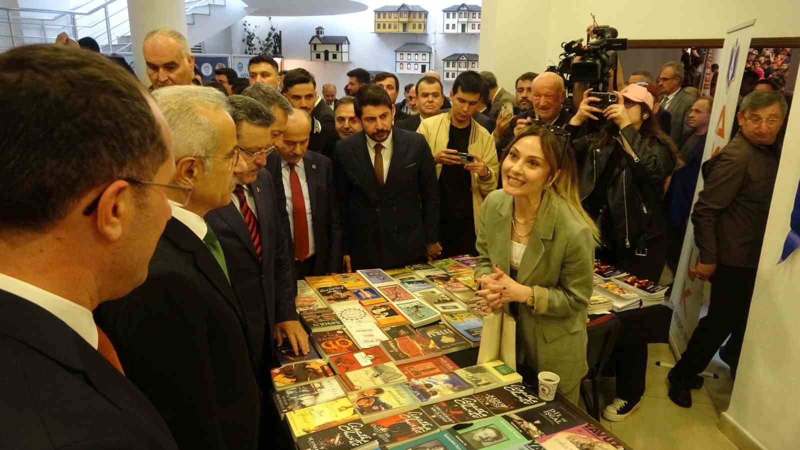 bakan uraloglu depremle ilgili ilk aldigimiz bilgilere gore onemli bir problem olmadigini soyleyebilirim 1 hqb5T7nk