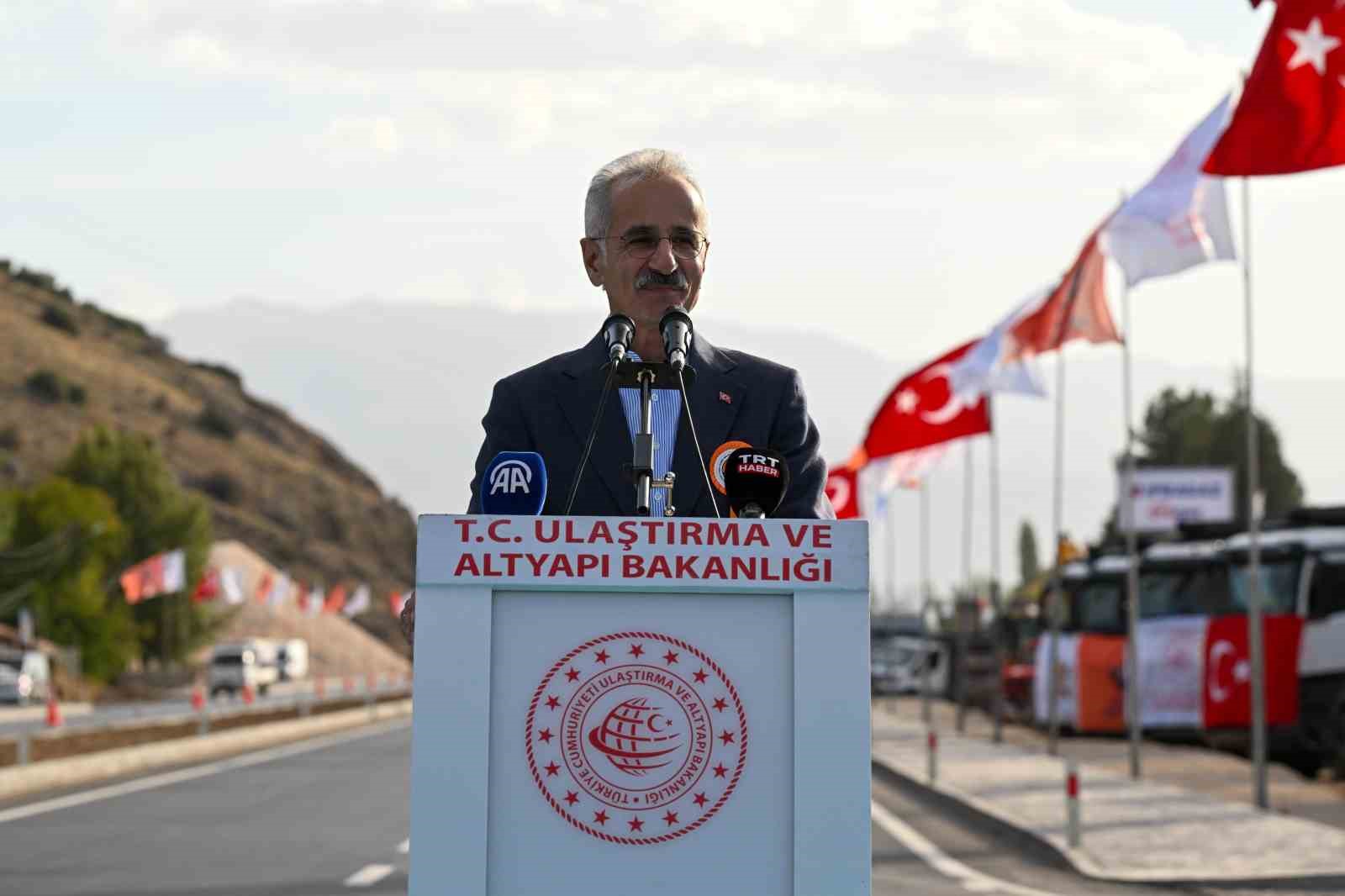 bakan uraloglu dunyanin cevresinin 4te 3u kadar bolunmus yol yaparak 30 bin kilometrelik dev K61p55w8
