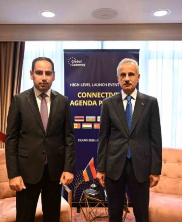bakan-uraloglu-ermeni-mevkidasi-khudatyan-ile-gorustu-hFknHBD5.jpg