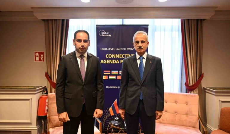 bakan-uraloglu-ermeni-mevkidasi-khudatyan-ile-gorustu-hFknHBD5.jpg