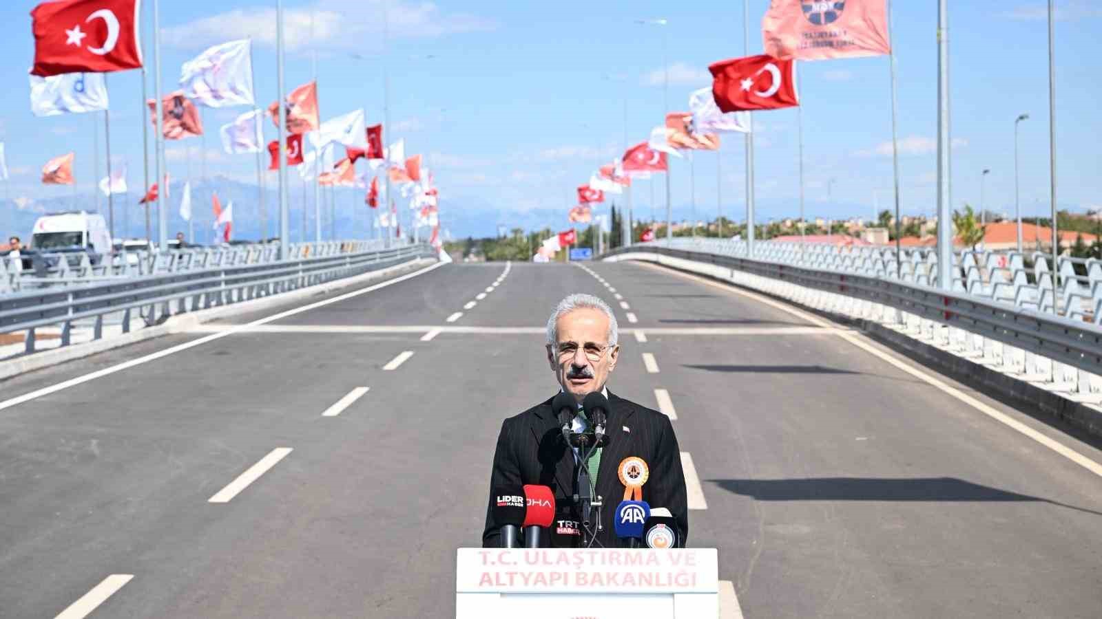 bakan uraloglu eskiden hemzemin kavsakta hizmet veren sinyalizasyon sistemini devre disi birakarak trafigin dur kalk BHVQlKFD