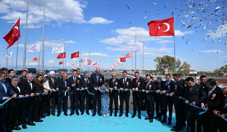 bakan-uraloglu-eskiden-hemzemin-kavsakta-hizmet-veren-sinyalizasyon-sistemini-devre-disi-birakarak-trafigin-dur-kalk-Mt4Sfps5.jpg