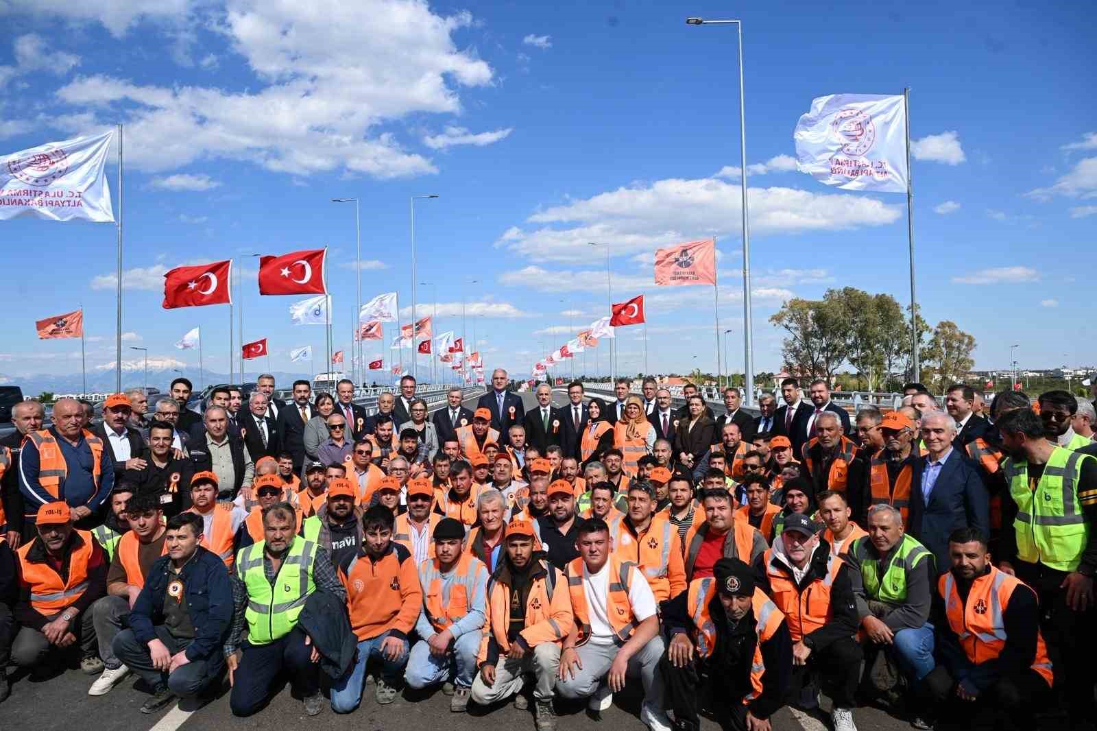bakan uraloglu eskiden hemzemin kavsakta hizmet veren sinyalizasyon sistemini devre disi birakarak trafigin dur kalk PEX4W759