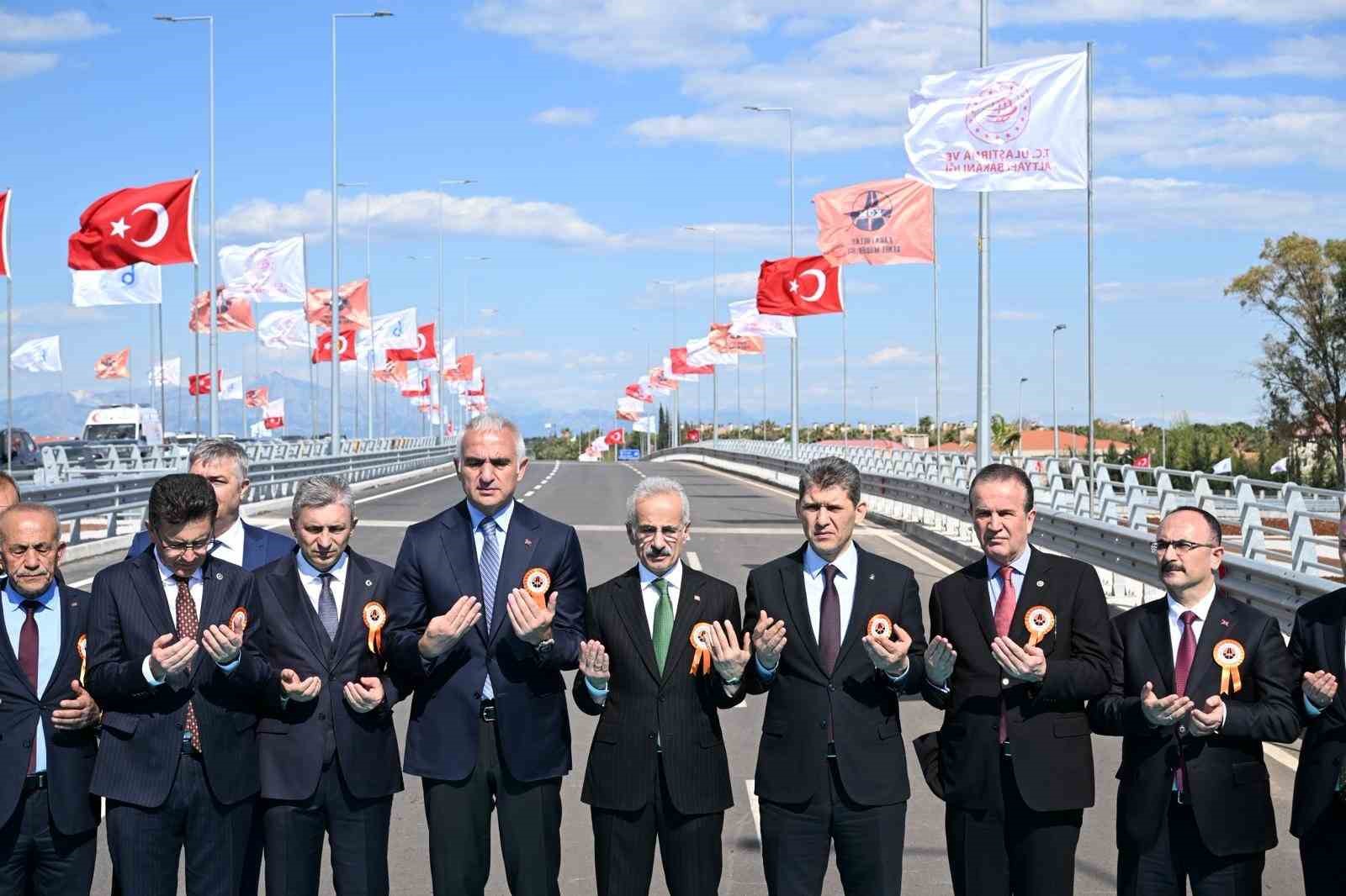 bakan uraloglu eskiden hemzemin kavsakta hizmet veren sinyalizasyon sistemini devre disi birakarak trafigin dur kalk SyRFLS26