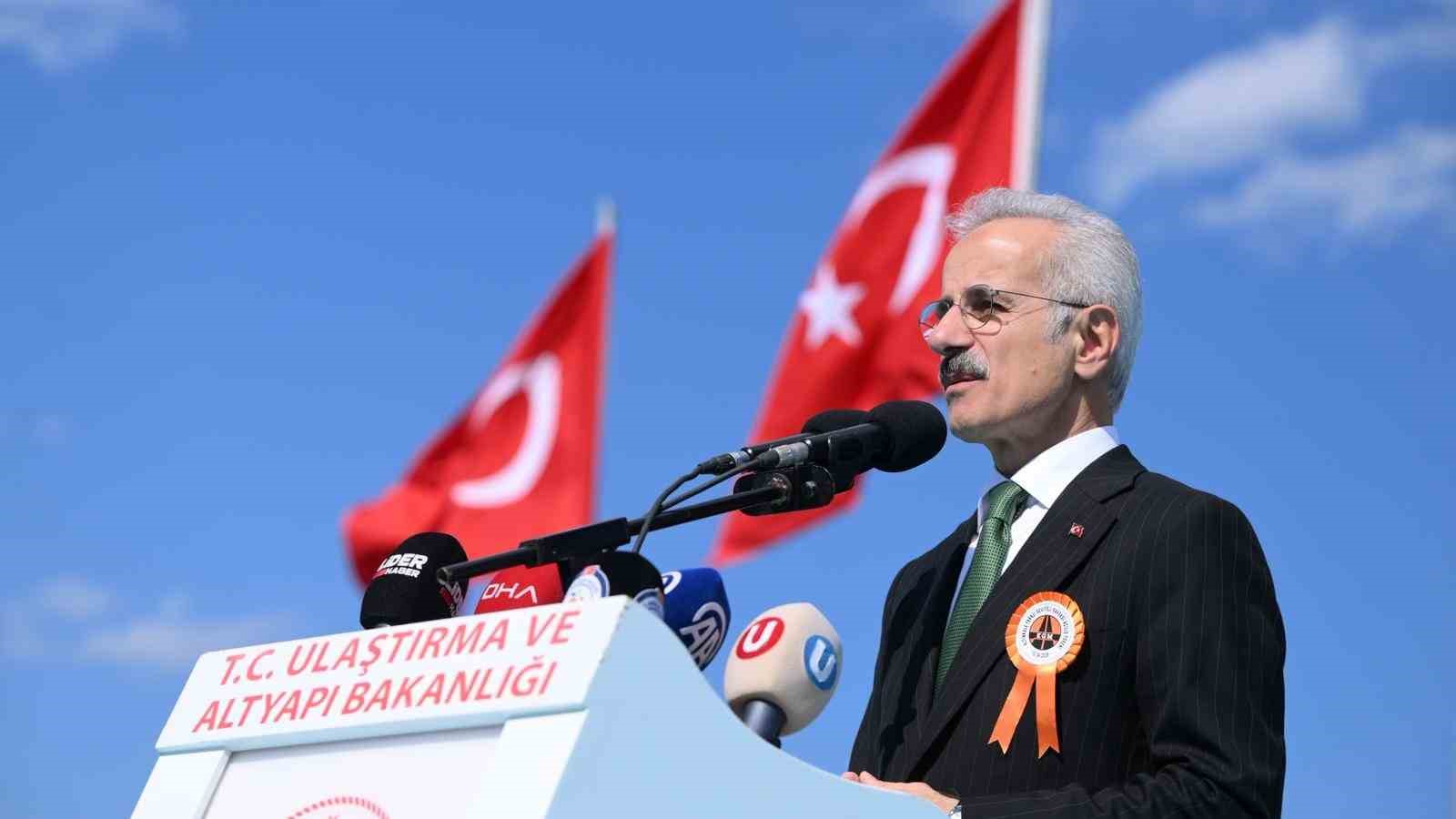 bakan uraloglu eskiden hemzemin kavsakta hizmet veren sinyalizasyon sistemini devre disi birakarak trafigin dur kalk yykFQWHr