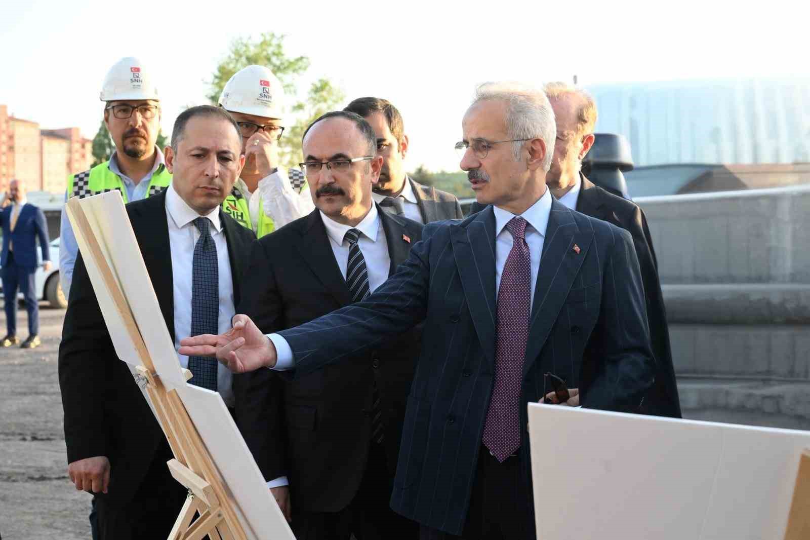 Bakan Uraloğlu: "(Etimesgut Havalimanı) 2 bin 450 metre uzunluğundaki pisti 3 bin metreye uzatıyoruz" 6 bakan uraloglu etimesgut havalimani 2 bin 450 metre uzunlugundaki pisti 3 bin metreye uzatiyoruz pztVLJkD