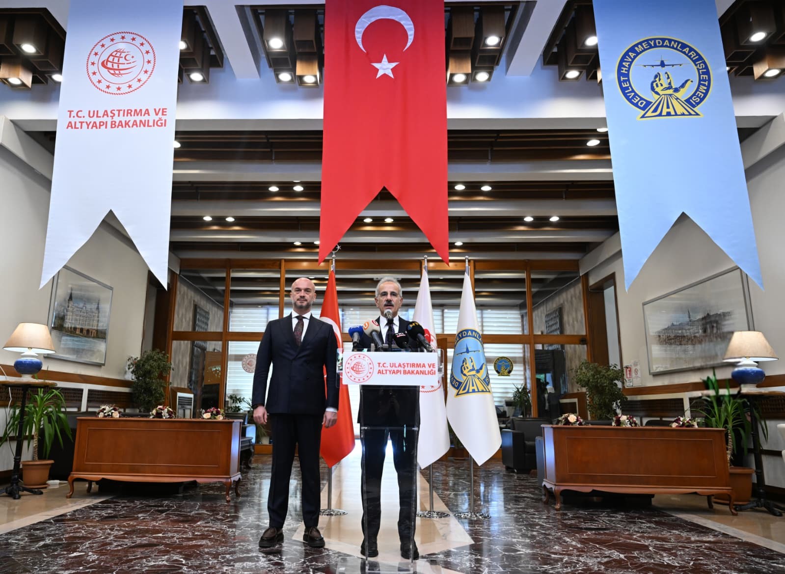 bakan uraloglu etimesgut havalimaninda yenileme ve genisletme calismalarimiz buyuk bir hizla devam ediyor 1 qcdQLk9M