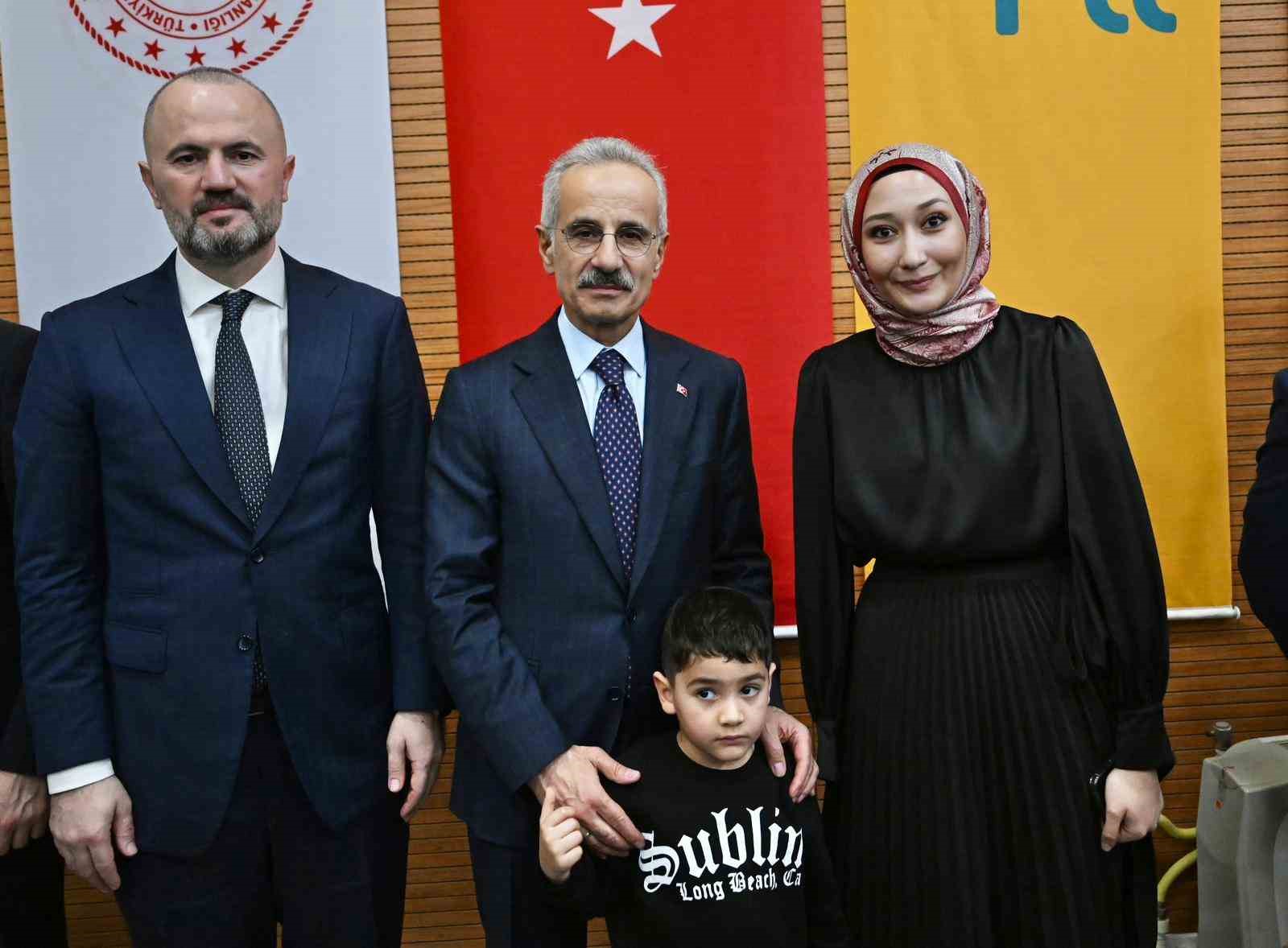 Bakan Uraloğlu: "Günlük kargo kabulü 1 milyon adedi aşarak tarihi bir seviyeye ulaştı" 5 bakan uraloglu gunluk kargo kabulu 1 milyon adedi asarak tarihi bir seviyeye ulasti 1 rMX5qCW8