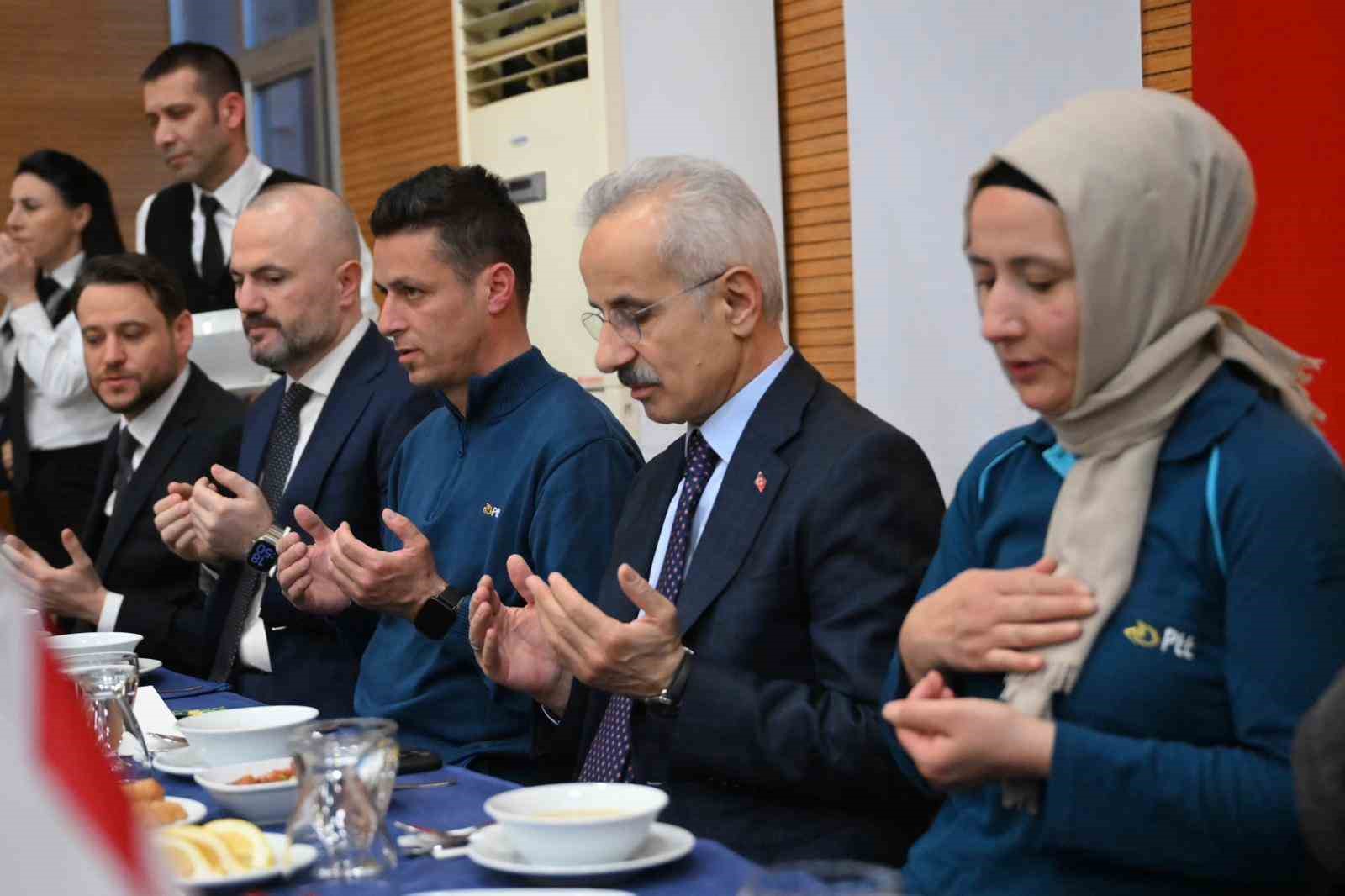 Bakan Uraloğlu: "Günlük kargo kabulü 1 milyon adedi aşarak tarihi bir seviyeye ulaştı" 7 bakan uraloglu gunluk kargo kabulu 1 milyon adedi asarak tarihi bir seviyeye ulasti 3