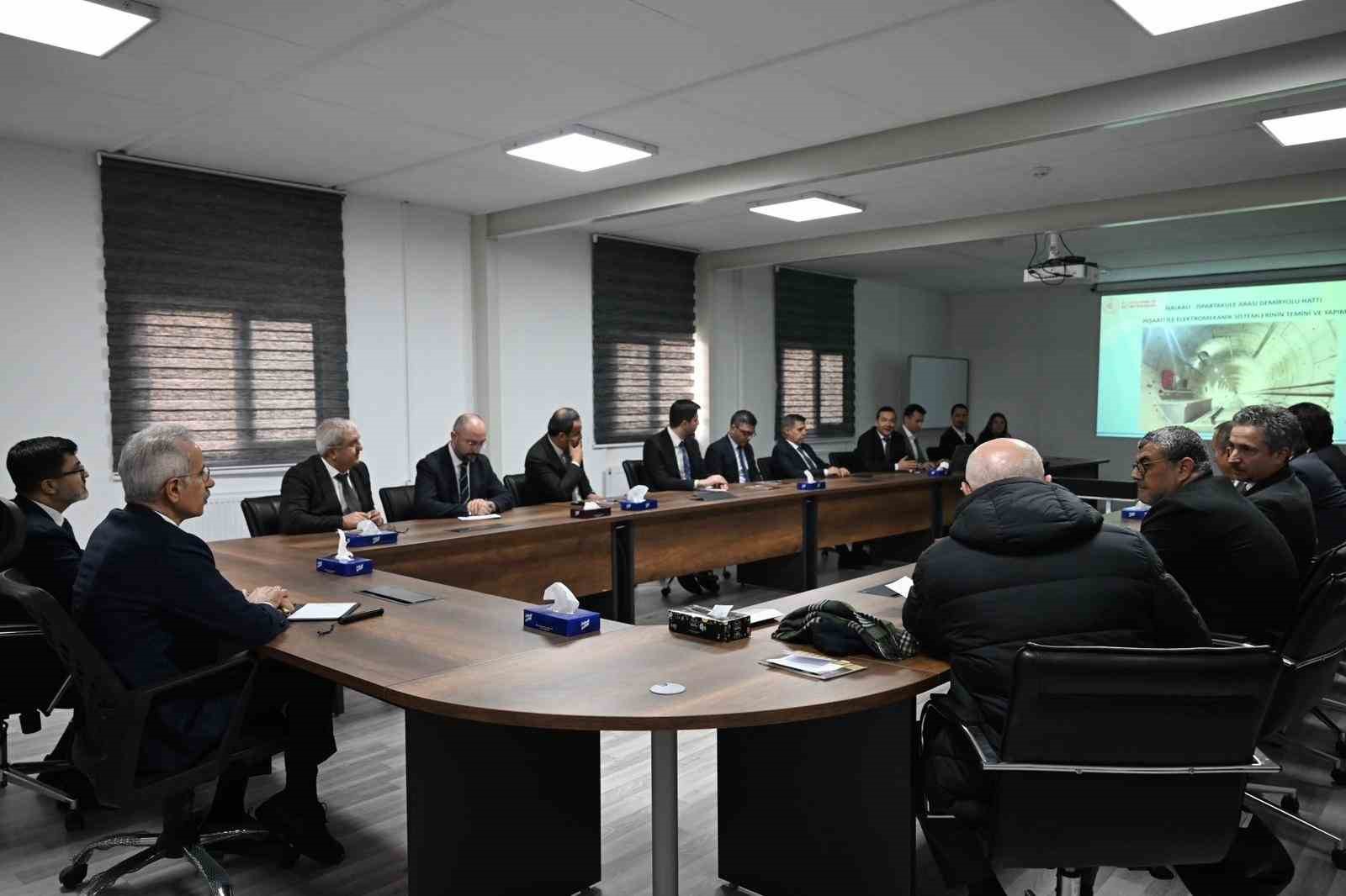 Bakan Uraloğlu: "Halkalı-Ispartakule Hattı’nda sene sonuna kadar yapım çalışmalarını bitirip sene başında test çalışmalarımıza başlayacağız" 6 bakan uraloglu halkali ispartakule hattinda sene sonuna kadar yapim calismalarini bitirip sene basinda test calismalarimiza KOSYfnHh