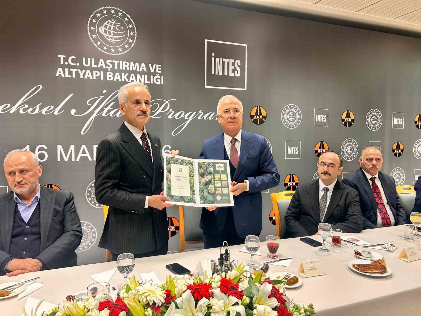 bakan uraloglu hedefimiz 14 bin kilometre olan demiryolu agimizi 2028 yilinda 17 bin 300 Lyc3nYvH