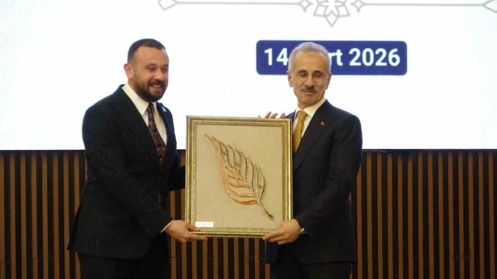 bakan uraloglu hurmuz bogazinda turk bayrakli gemiler icin isps guvenlik seviyesi 3e cikardik karayolu hfEdJE6Q