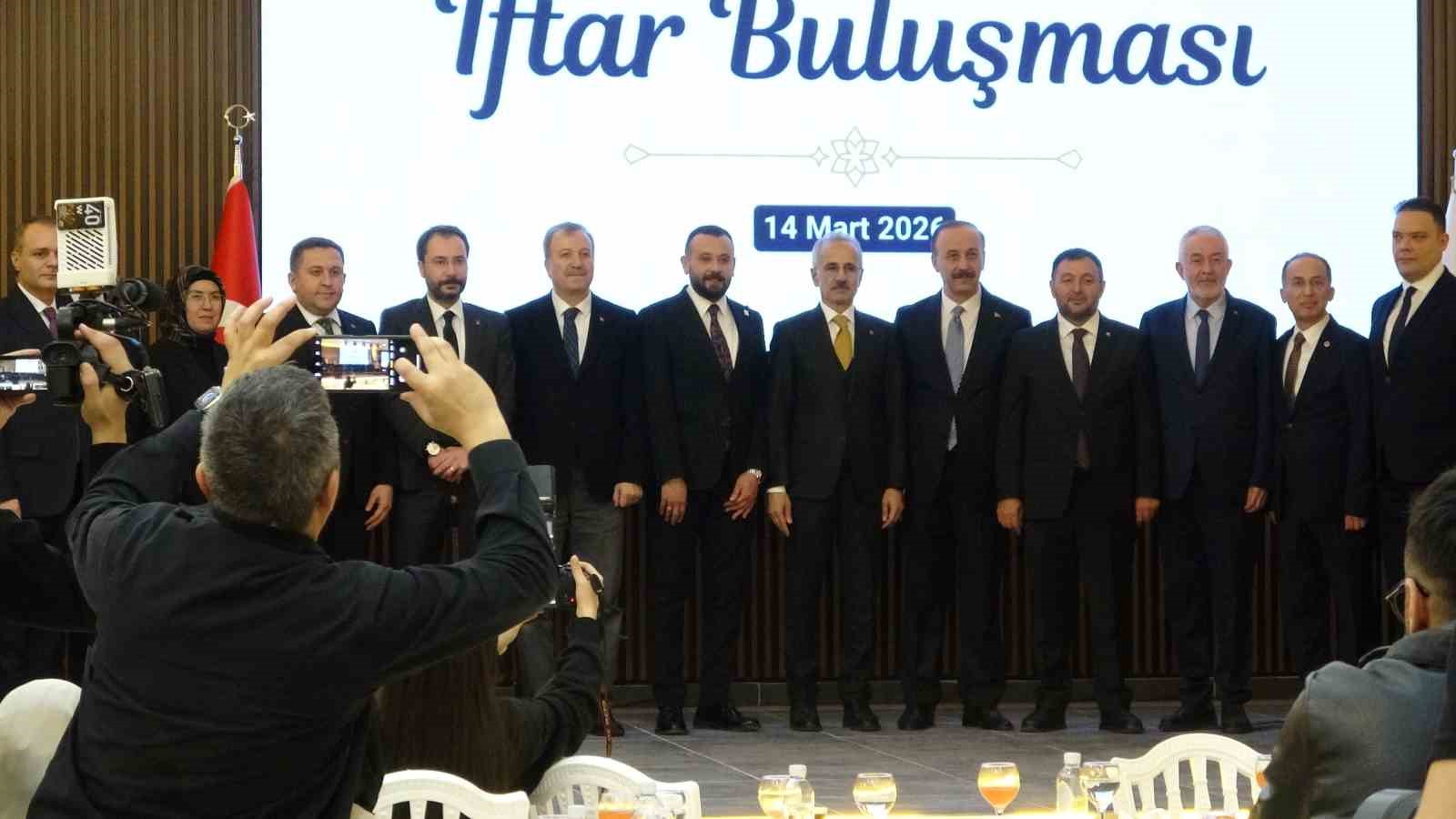 bakan uraloglu hurmuz bogazinda turk bayrakli gemiler icin isps guvenlik seviyesi 3e cikardik karayolu pQ7EyG8Z