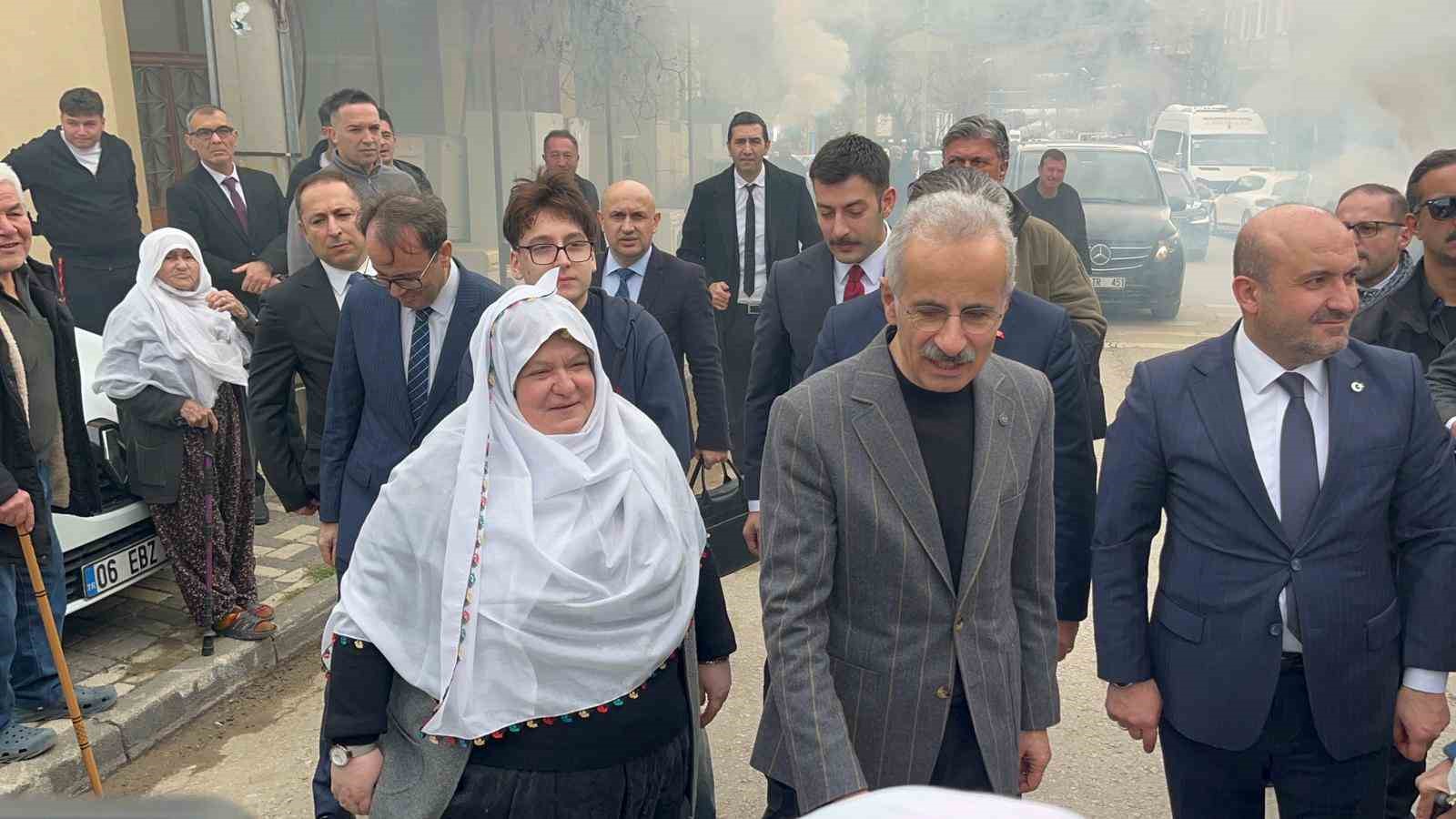 bakan uraloglu insallah onumuzdeki sene de her seyle beraber bu yolu bitirecegiz 1 EJcvwhE3