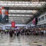 bakan-uraloglu-istanbuldaki-iki-havalimanimiz-yilin-ilk-yarisinda-78-ilin-nufusundan-fazla-yolcuyu-agirladi-AwjTitfc.jpg