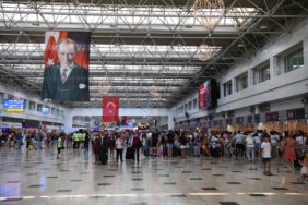 bakan-uraloglu-istanbuldaki-iki-havalimanimiz-yilin-ilk-yarisinda-78-ilin-nufusundan-fazla-yolcuyu-agirladi-AwjTitfc.jpg