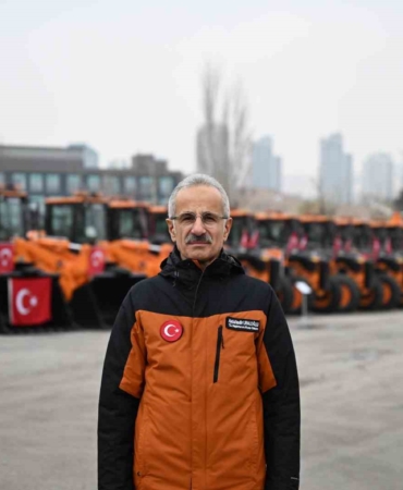 bakan-uraloglu-karla-mucadele-icin-18-bin-407-personel-ve-14-bin-263-arac-ktax5PIM.jpg