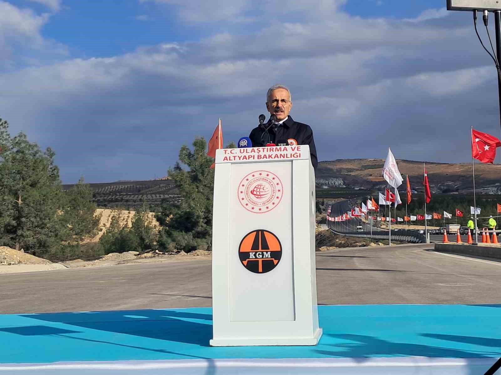 Bakan Uraloğlu: "Kilis’in ulaşım ve iletişim altyapısına 24 yılda yaklaşık 9,3 milyar lira yatırım gerçekleştirdik" 7 bakan uraloglu kilisin ulasim ve iletisim altyapisina 24 yilda yaklasik 93 milyar lira yatirim 95KijAsJ