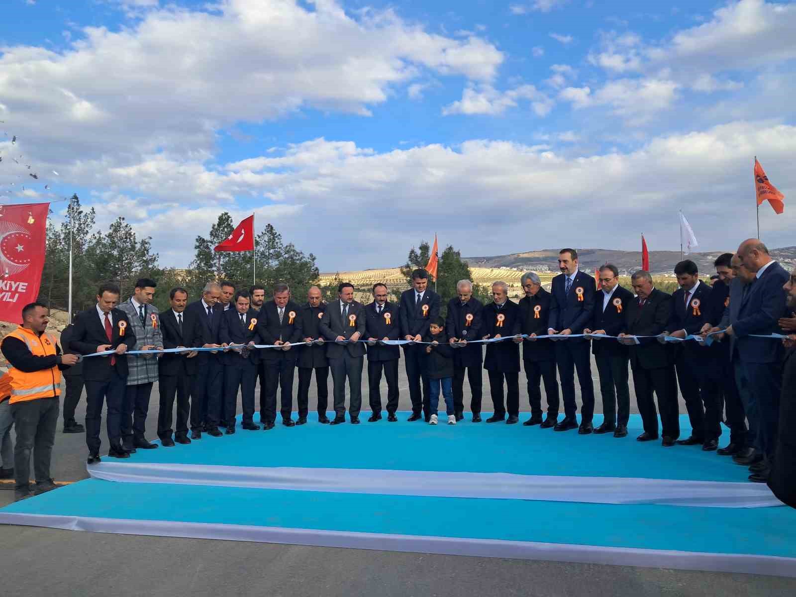 Bakan Uraloğlu: "Kilis’in ulaşım ve iletişim altyapısına 24 yılda yaklaşık 9,3 milyar lira yatırım gerçekleştirdik" 9 bakan uraloglu kilisin ulasim ve iletisim altyapisina 24 yilda yaklasik 93 milyar lira yatirim OqhyvZ5k