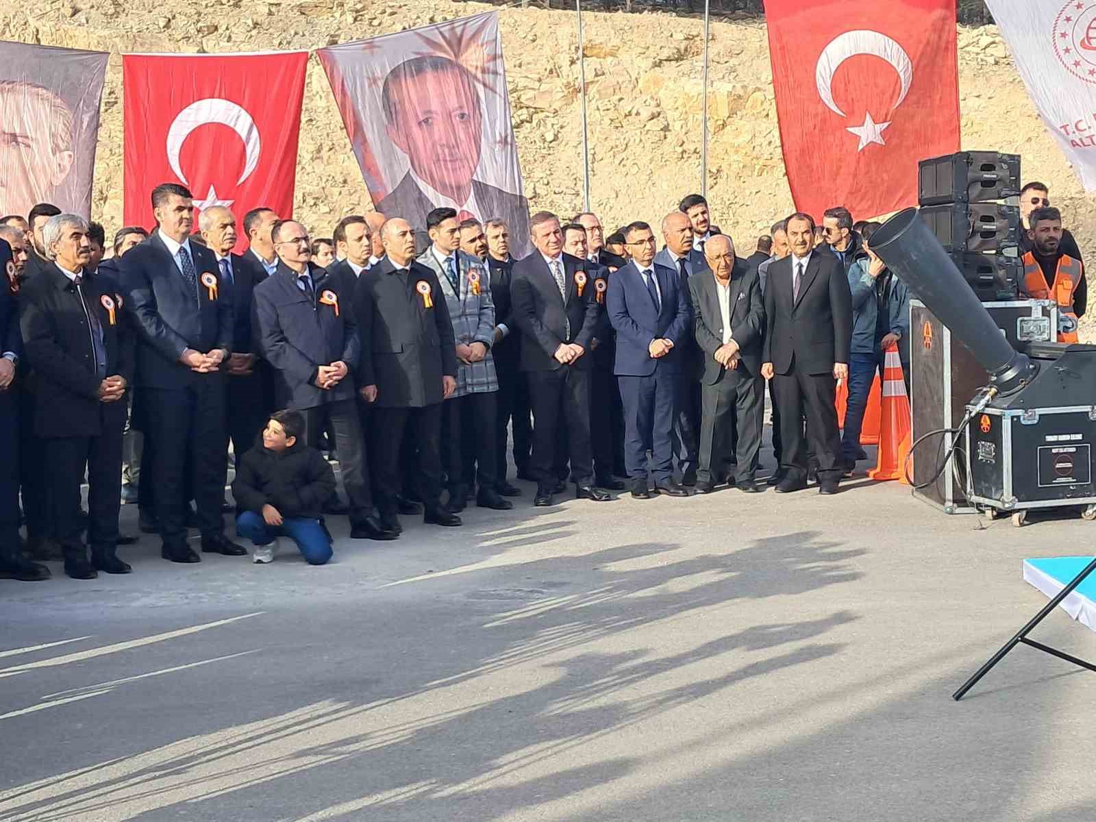Bakan Uraloğlu: "Kilis’in ulaşım ve iletişim altyapısına 24 yılda yaklaşık 9,3 milyar lira yatırım gerçekleştirdik" 8 bakan uraloglu kilisin ulasim ve iletisim altyapisina 24 yilda yaklasik 93 milyar lira yatirim R7pJMsB8