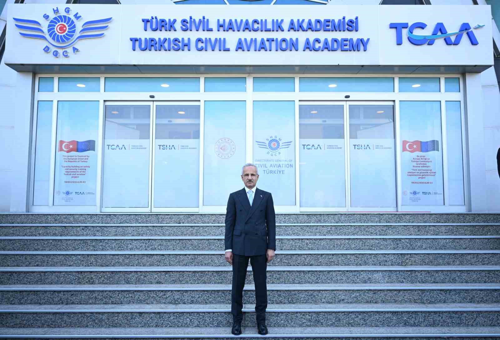 bakan uraloglu mart 2025ten bu yana dijital basvuru sistemi ile 30 bin 750 yolcu v94FhWhY