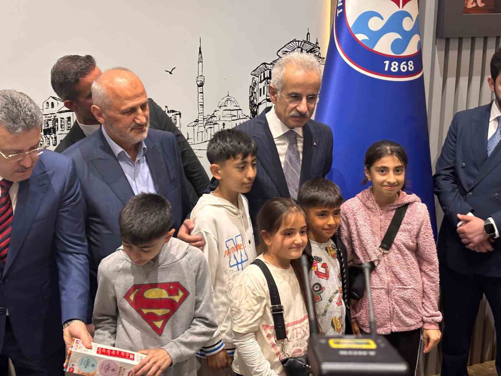 bakan uraloglu memleketi trabzonda hemsehrileri ile bayramlasti 1