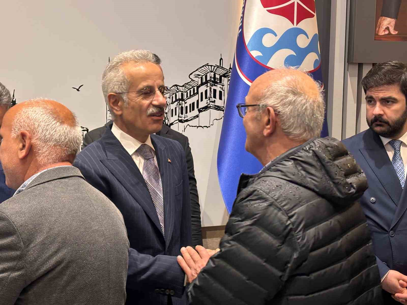 bakan uraloglu memleketi trabzonda hemsehrileri ile bayramlasti 2