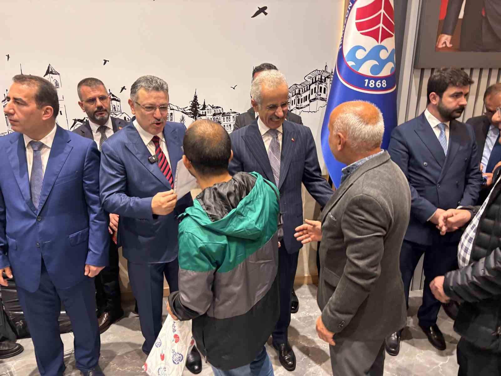 bakan uraloglu memleketi trabzonda hemsehrileri ile bayramlasti 3