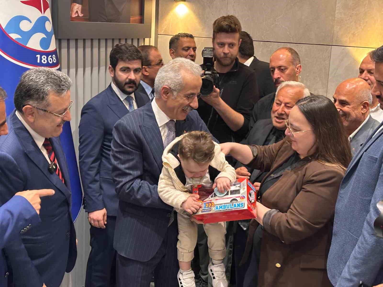 bakan uraloglu memleketi trabzonda hemsehrileri ile bayramlasti 4 VCYR3X8z