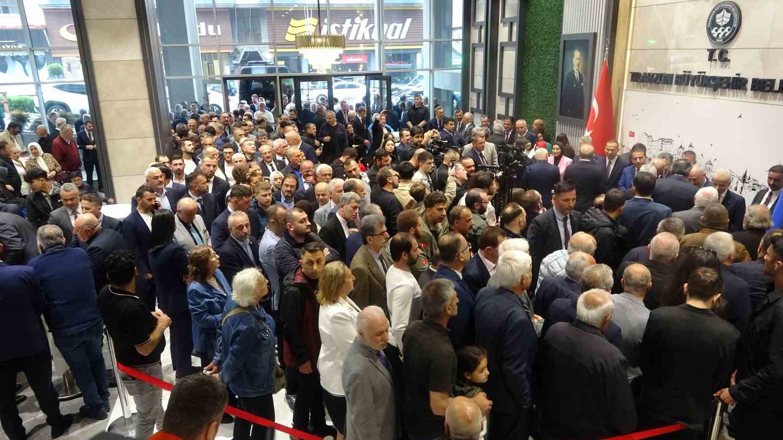 bakan uraloglu memleketi trabzonda hemsehrileri ile bayramlasti 5 nF76sORp