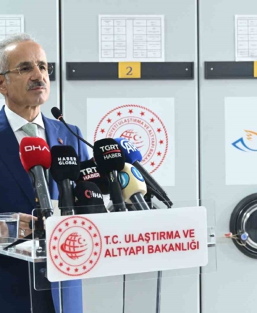 bakan-uraloglu-nato-zirvesi-anisina-hazirlanan-anma-pulu-ve-ilkgun-zarfini-tedavule-sunduk-D51EiL7u.jpg