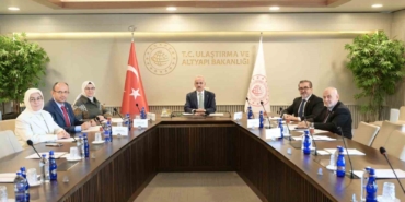 bakan-uraloglu-sosyal-medyada-genclerimizin-dijital-dunyada-daha-guvenli-yer-alabilmelerini-saglamak-icin-yapilabilecekleri-HQ9jmcz6.jpg