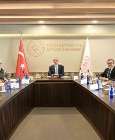 bakan-uraloglu-sosyal-medyada-genclerimizin-dijital-dunyada-daha-guvenli-yer-alabilmelerini-saglamak-icin-yapilabilecekleri-HQ9jmcz6.jpg